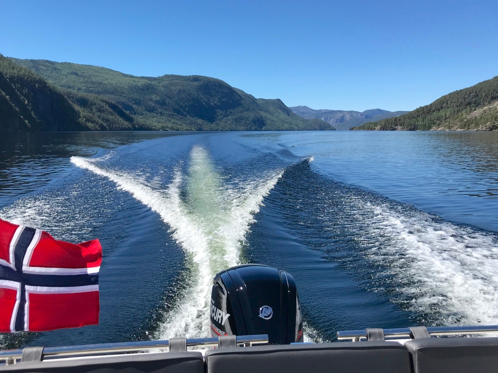 I Flåvatn kan man ikke bare bade. Her er det også godt fiske og et yrende småbåtliv om sommeren Galleribilde