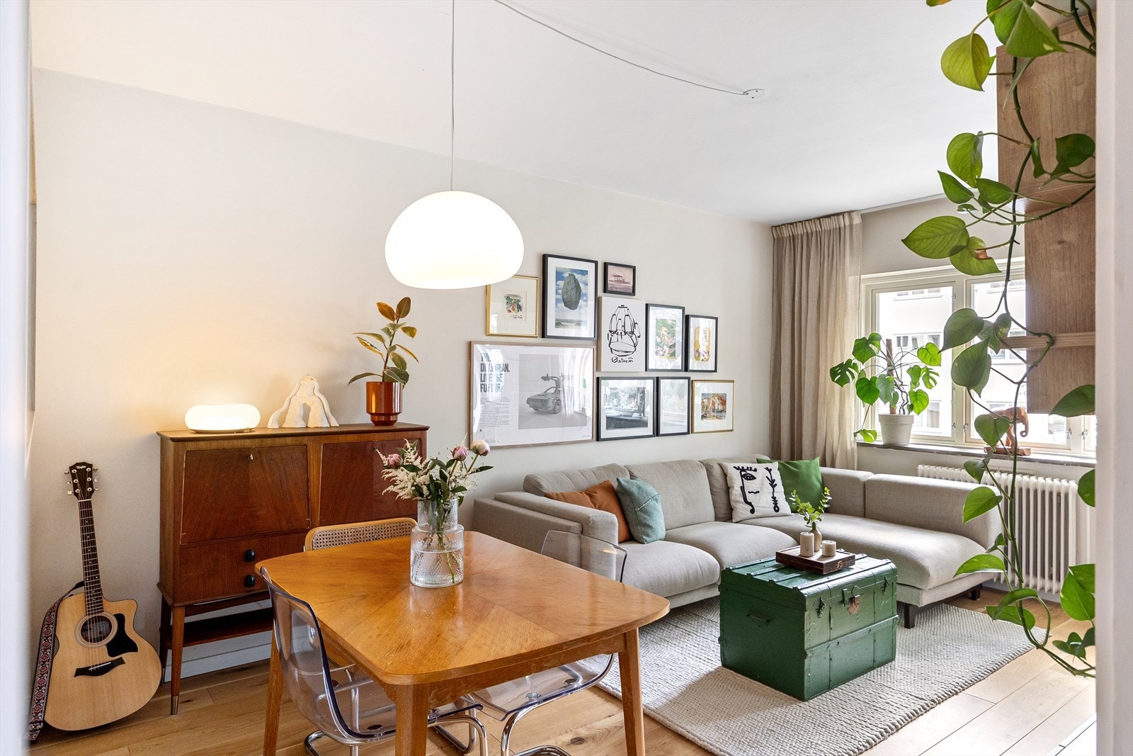 Planløsningen åpner opp for flere møbleringsmuligheter med god plass til sofagruppe, TV-møbler og spisebord med tilhørende stoler. Galleribilde