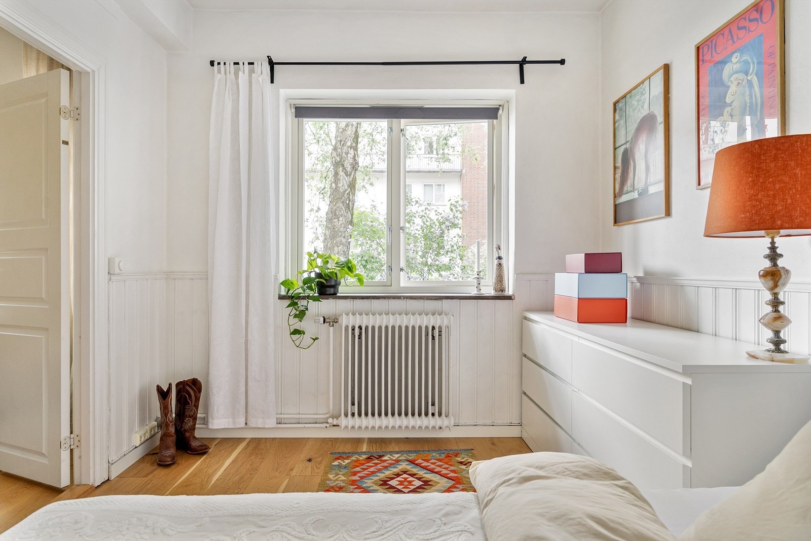 Det er et allsidig rom som passer perfekt som barnerom, gjesterom eller hjemmekontor, tilpasset dine behov. Galleribilde