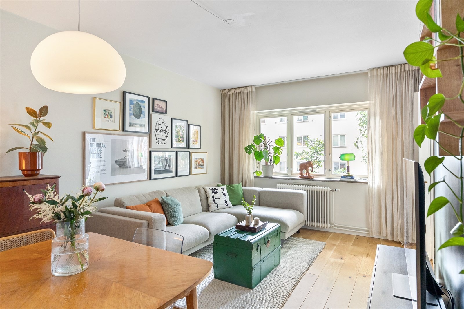 Velkommen til Sinsenterrassen 11! Dette er en attraktiv og gjennomgående 3-roms leilighet beliggende i høy 1. etasje i populære Sinsenbyen. Galleribilde