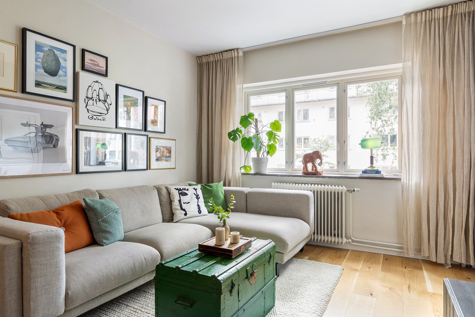 Gulvet er belagt med flott 1-stavs parkett, og overflatene er malt i delikate og moderne fargetoner. Galleribilde