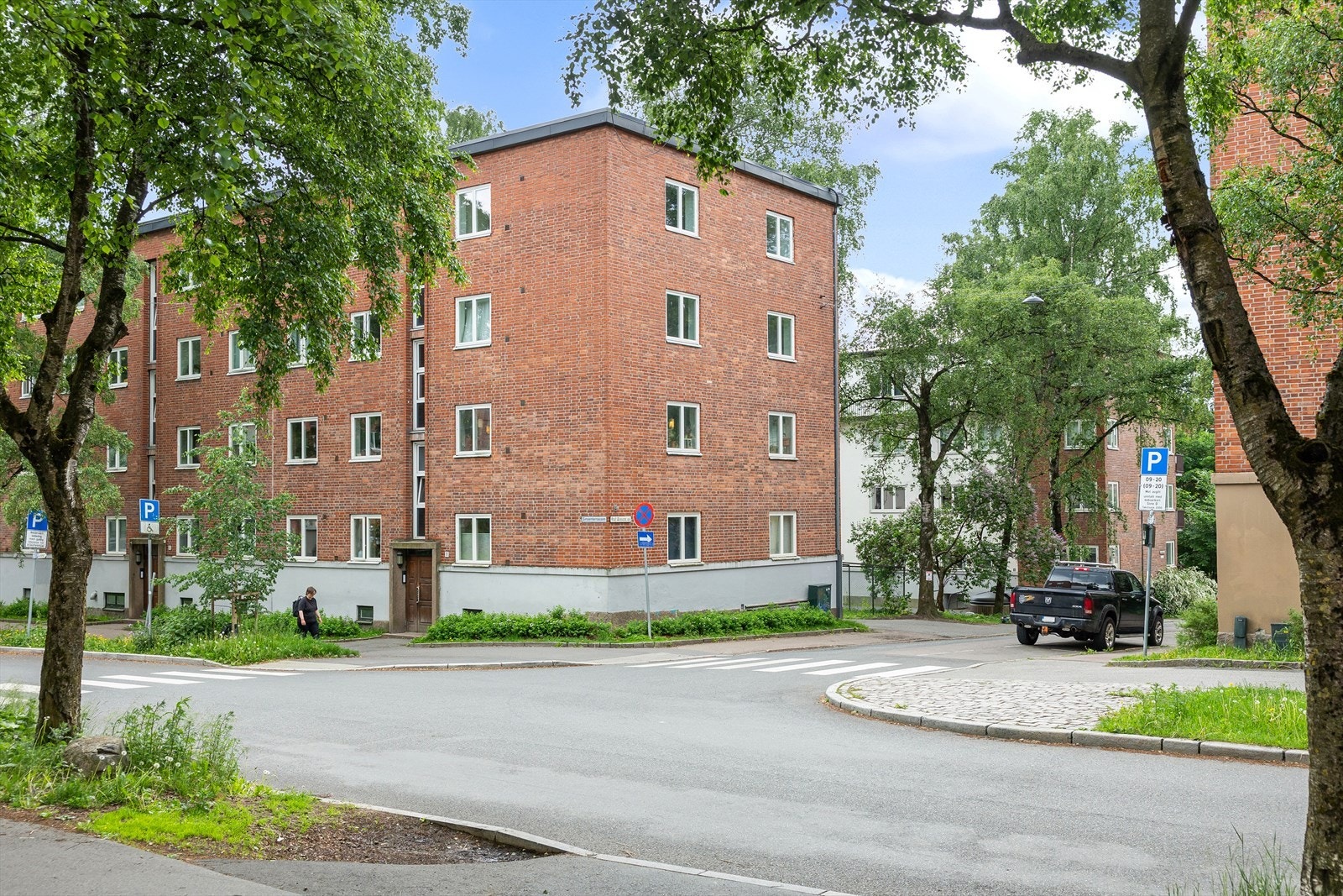 Leiligheten har en sentral, men samtidig tilbaketrukket beliggenhet, med kort gangavstand til et bredt utvalg av servicetilbud og hyggelige spisesteder. Galleribilde
