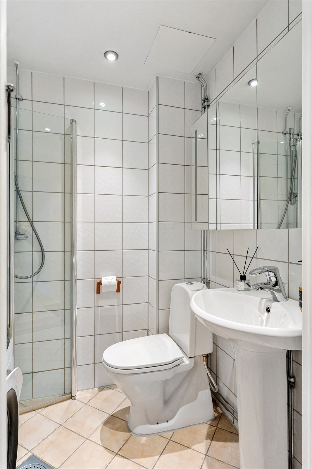 Pent, flislagt baderom med innfelt downlights og elektrisk gulvvarme. Galleribilde