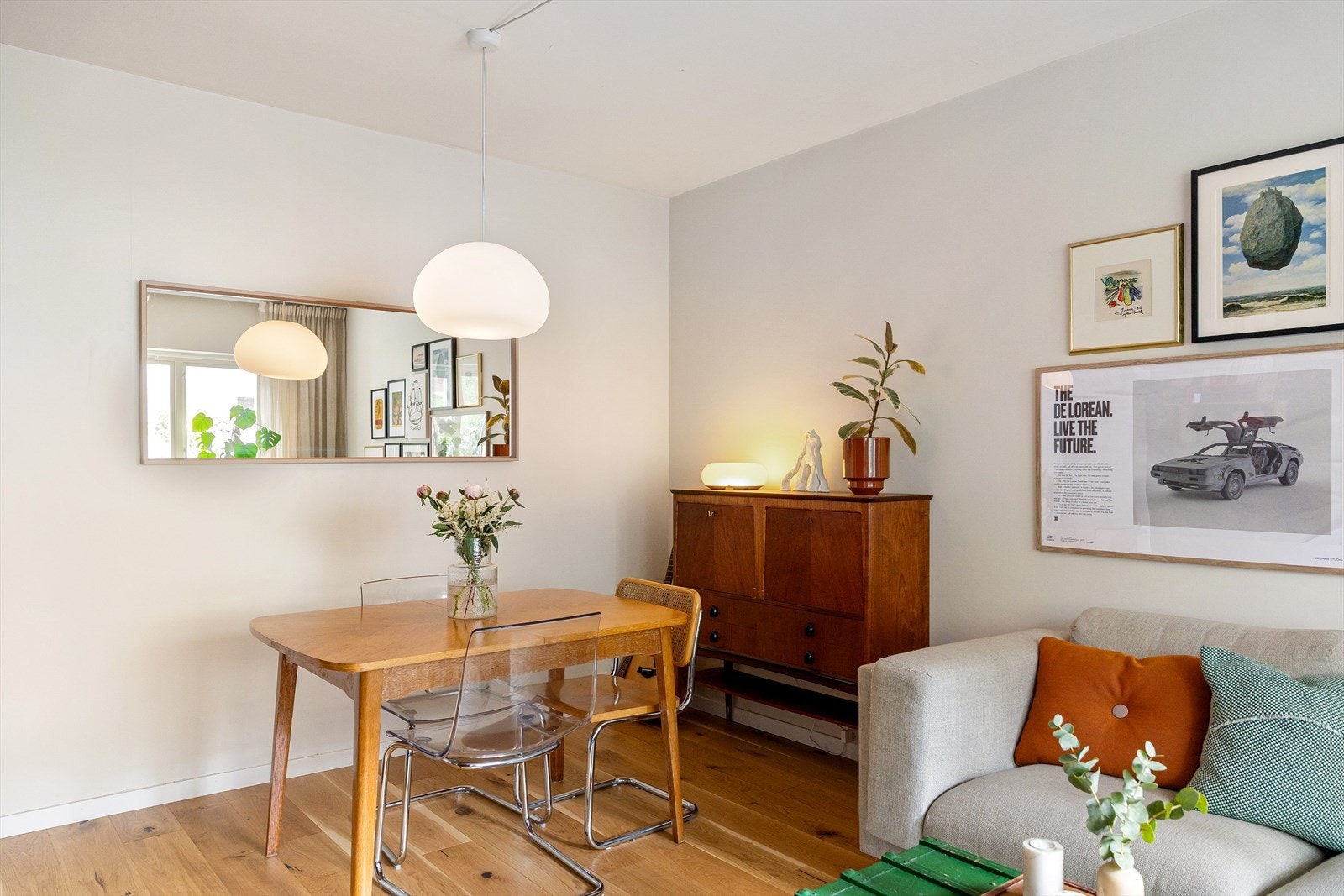 I stuen er det også god plass til et spisebord med tilhørende stoler, som legger til rette for hyggelige måltider og sosiale sammenkomster. Galleribilde