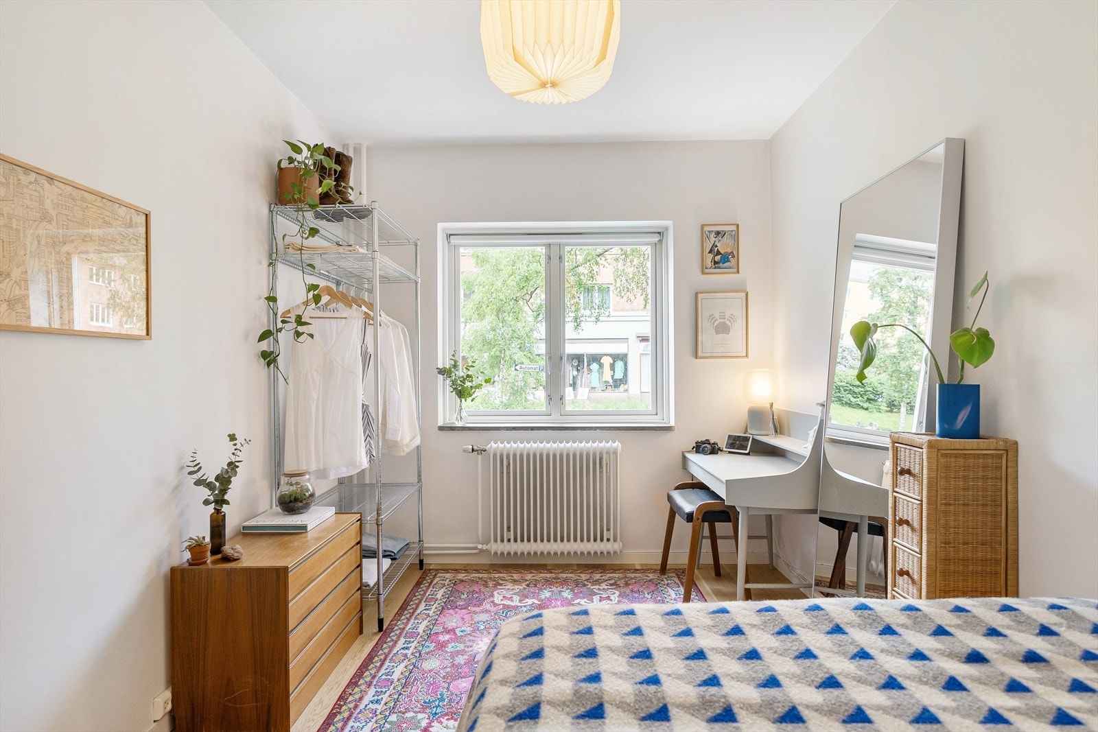 De lyse fargevalgene på veggene, sammen med store vindusflater, skaper en lys og behagelig atmosfære. Galleribilde