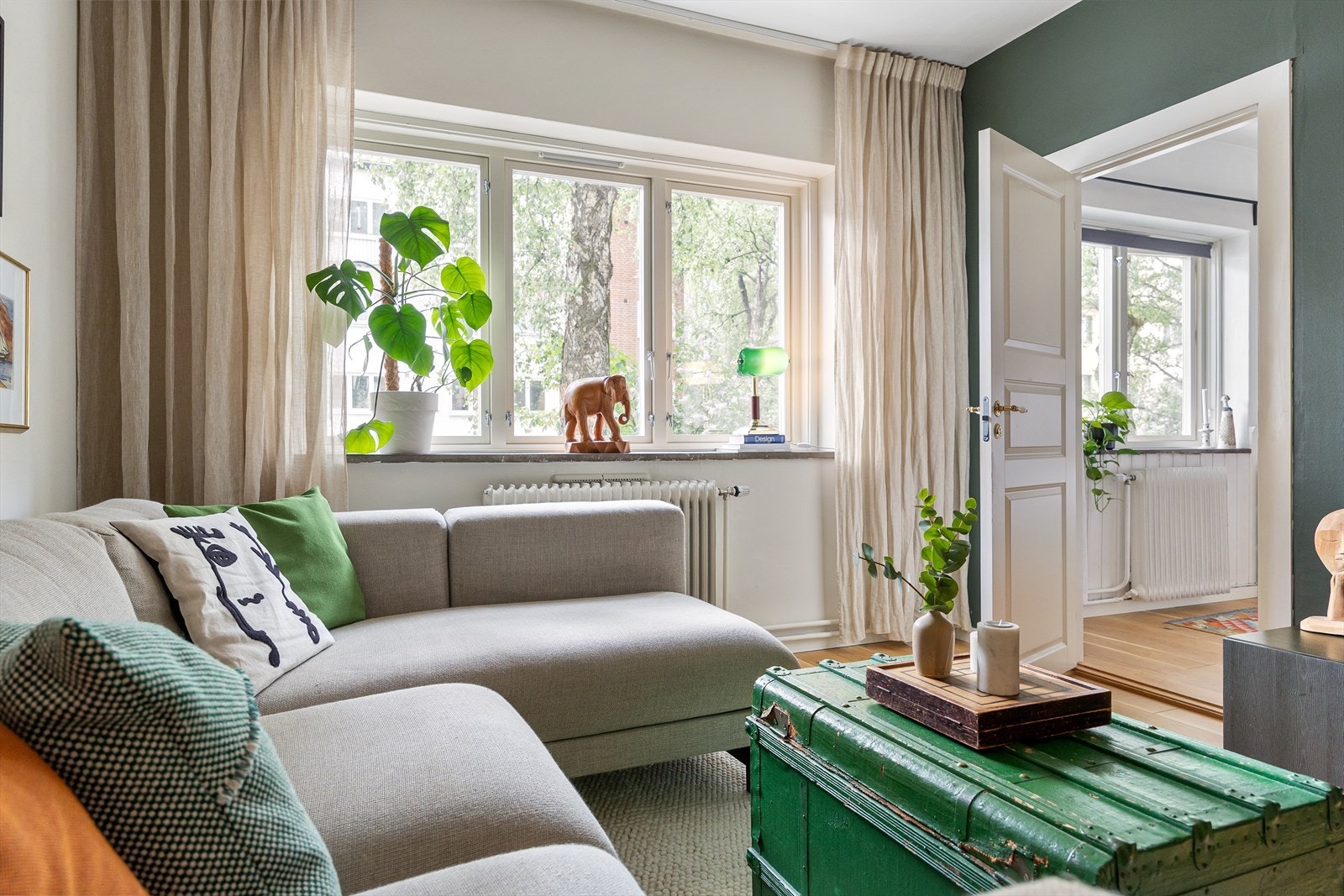 Fra stuen er det adkomst til det ene av boligens to soverom, mens det andre soverommet har adkomst fra gangen. Galleribilde