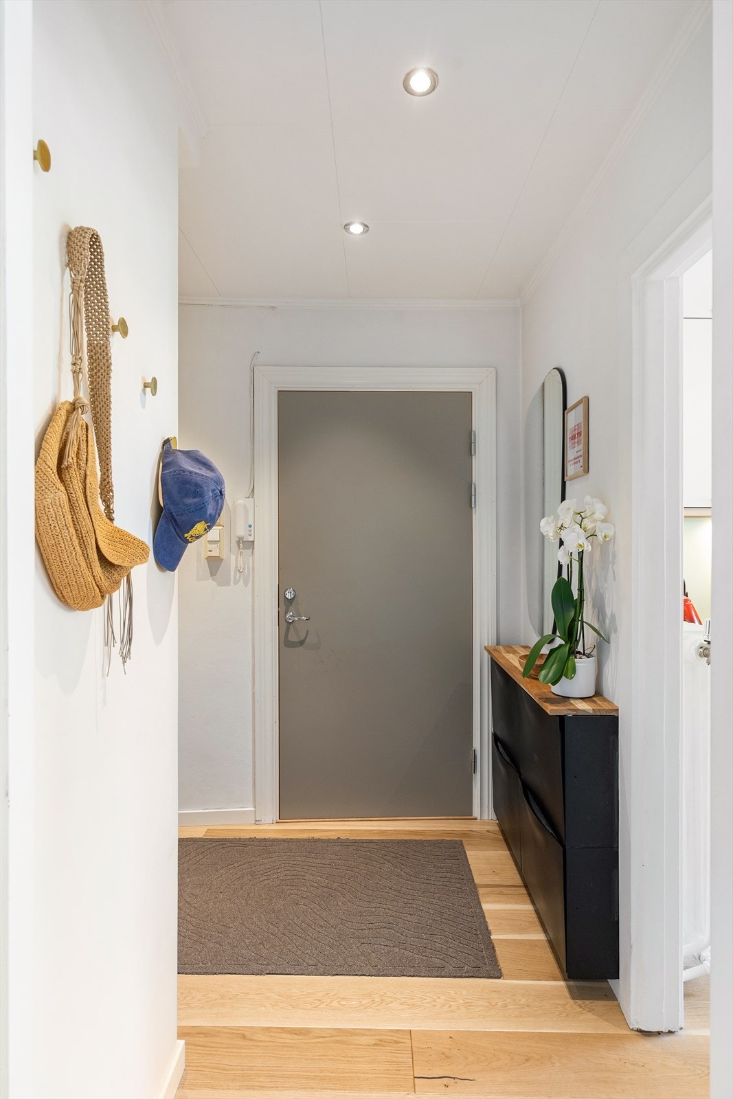 Leiligheten har en innbydende entré med downlights i himlingen, som gir et lyst og moderne uttrykk og skaper et godt førsteinntrykk allerede ved ankomst. Galleribilde