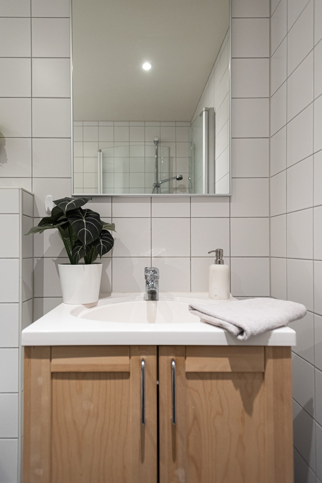 Servant med oppbevaringsplass. Rommet har downlights i taket og gulvvarme Galleribilde