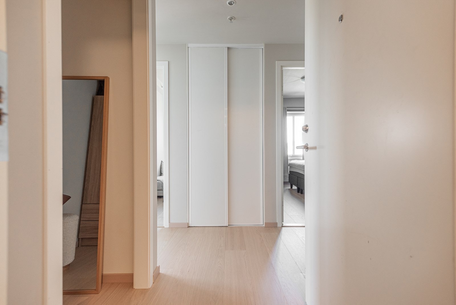 Entré med garderobe til venstre og omkledningsrom/bod til høyre. I tillegg disponerer leiligheten to kjellerboder Galleribilde