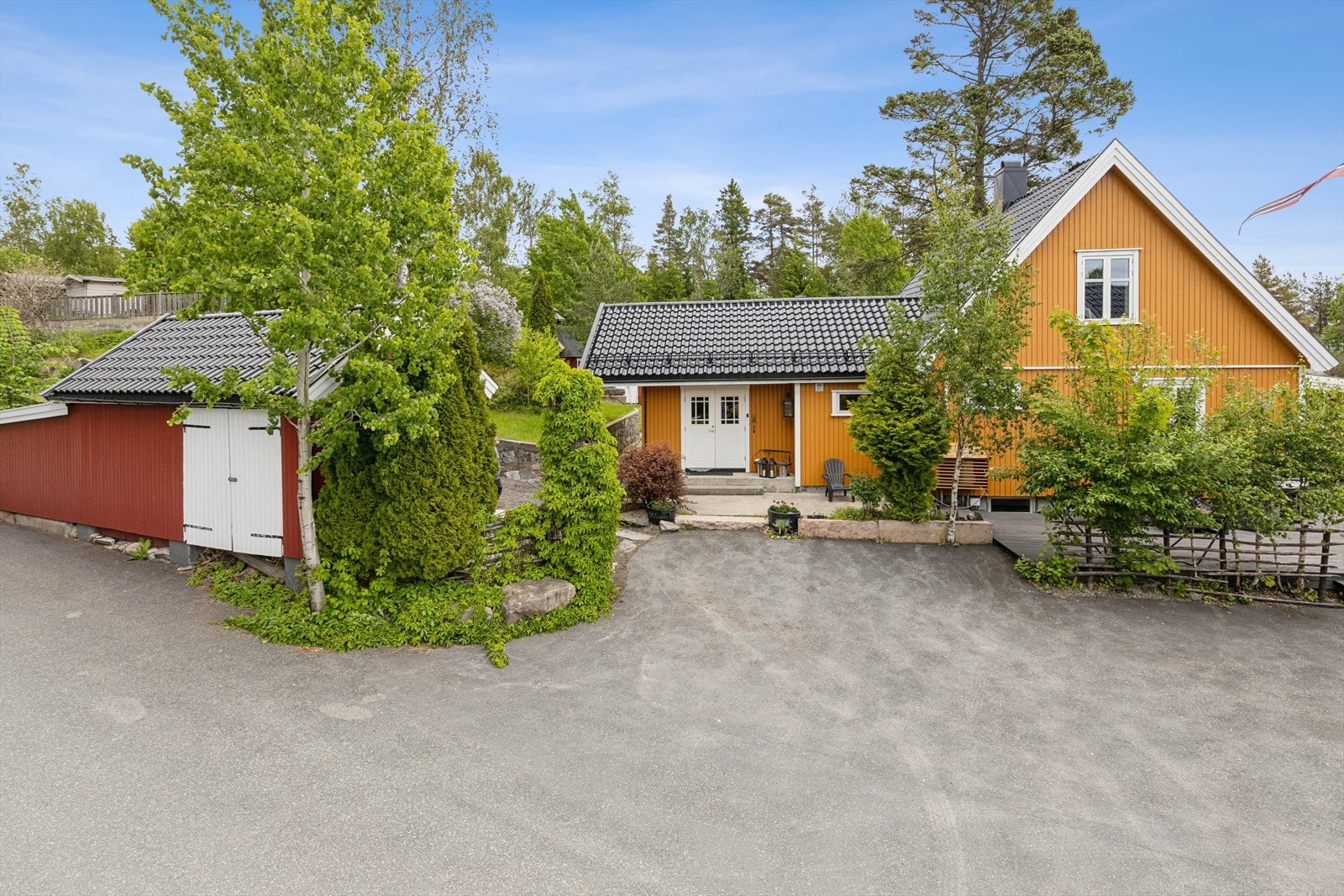Stor gårdsplass med parkering for flere biler, i tillegg til dobbelgarasjen. Galleribilde
