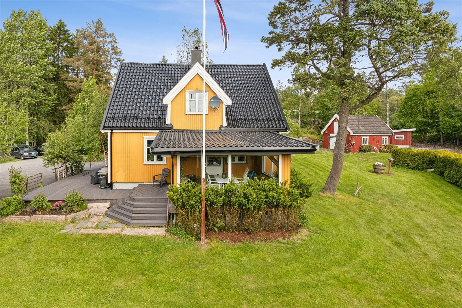 Eiendommen byr på en stor hage, terrasse, innglasset veranda og flere uthus som gir rikelig med lagringsplass og muligheter. Galleribilde