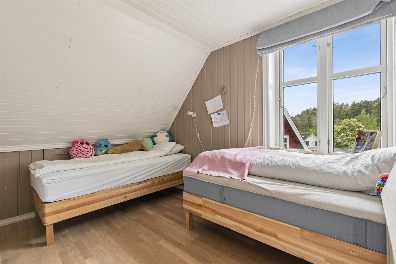 Det andre soverommet i etasjen har plass til flere sengeplasser, perfekt som barnerom. Galleribilde