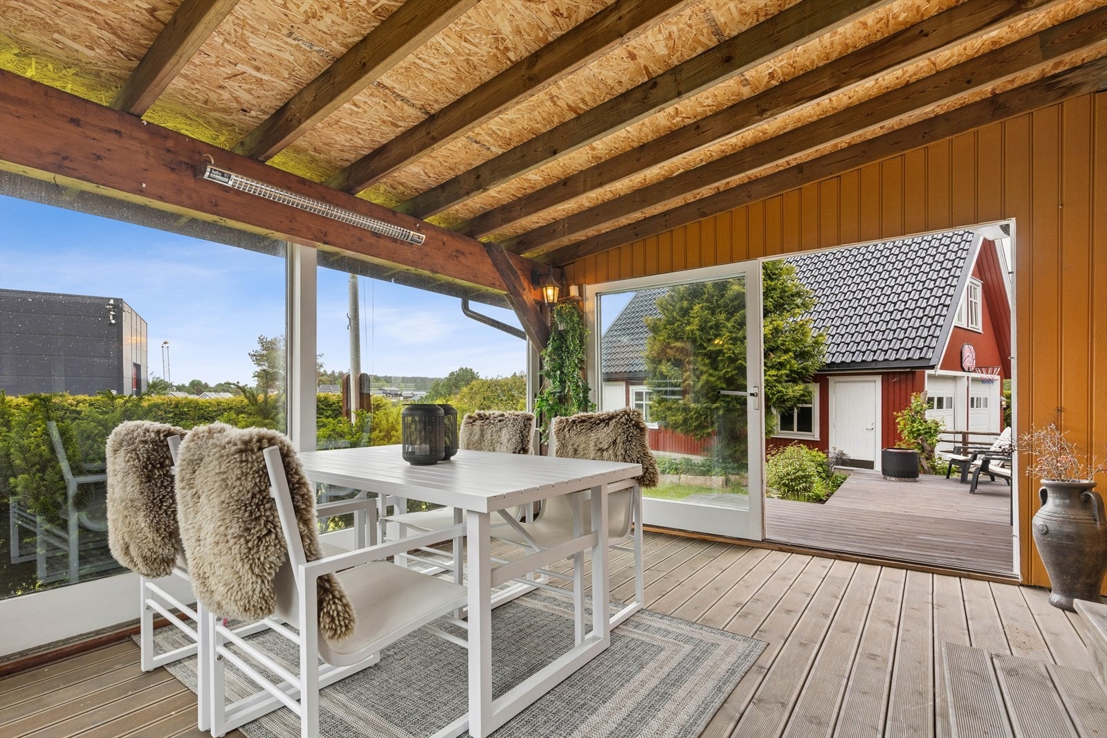 Verandaen fungerer som en sluse mellom spisestuen og den store terrassen utenfor. Galleribilde