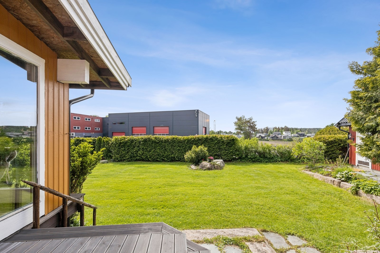 Fra eiendommen er det kort kjøretur til servicetilbud som Coop Extra og Vestby Storsenter, kun 7-9 minutter unna. Galleribilde
