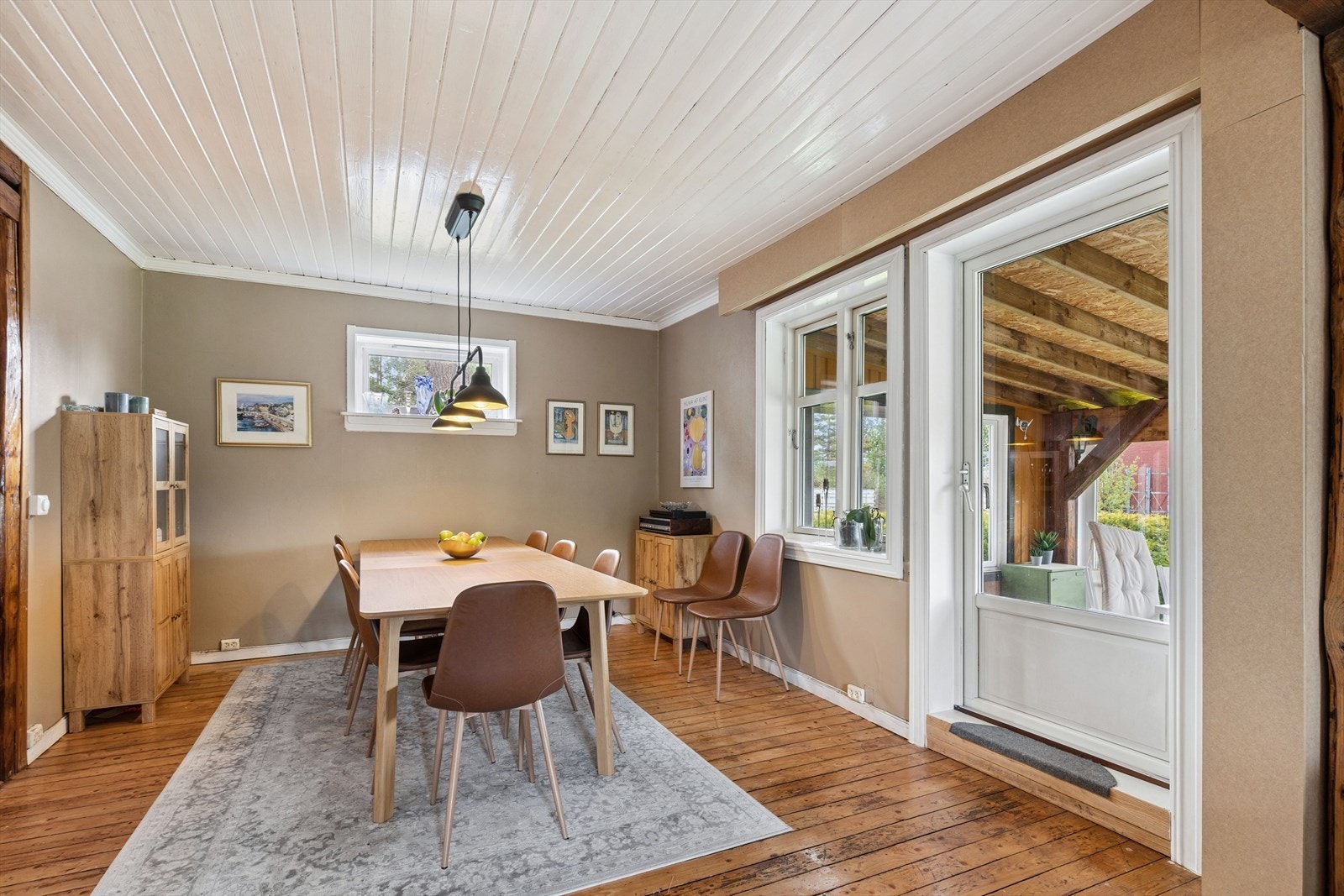 Fra spisestuen er det utgang til en innbygget veranda som forlenger sesongen. Galleribilde