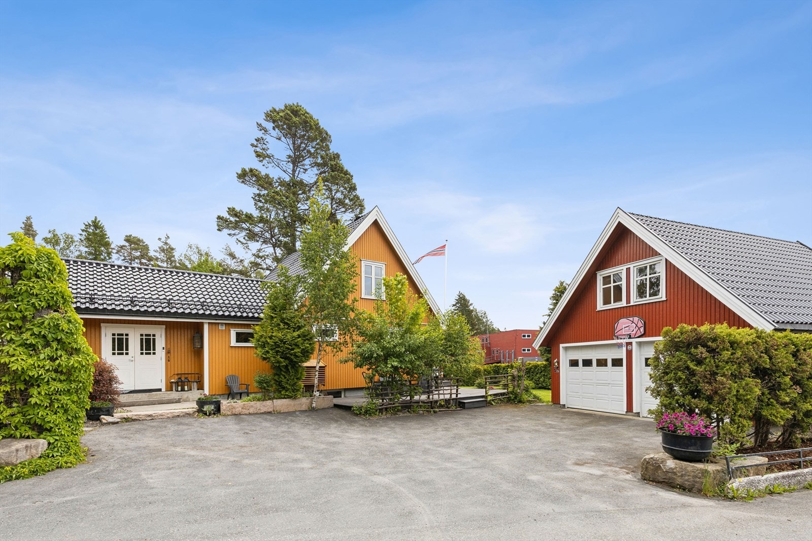 Eiendommen er tilknyttet privat vei og har vann fra egen, privat grunnboret brønn. Galleribilde