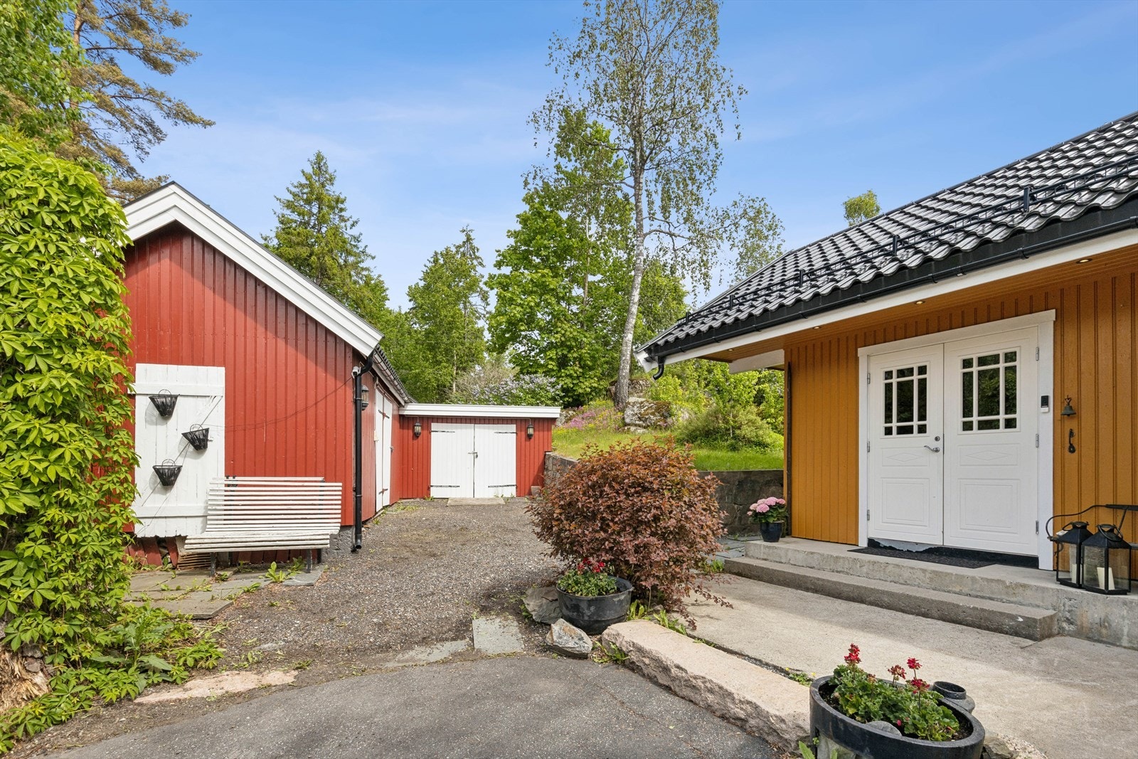 Flere uthus og boder på eiendommen gir rikelig med lagringsmuligheter for ved, hageredskaper og utstyr. Galleribilde