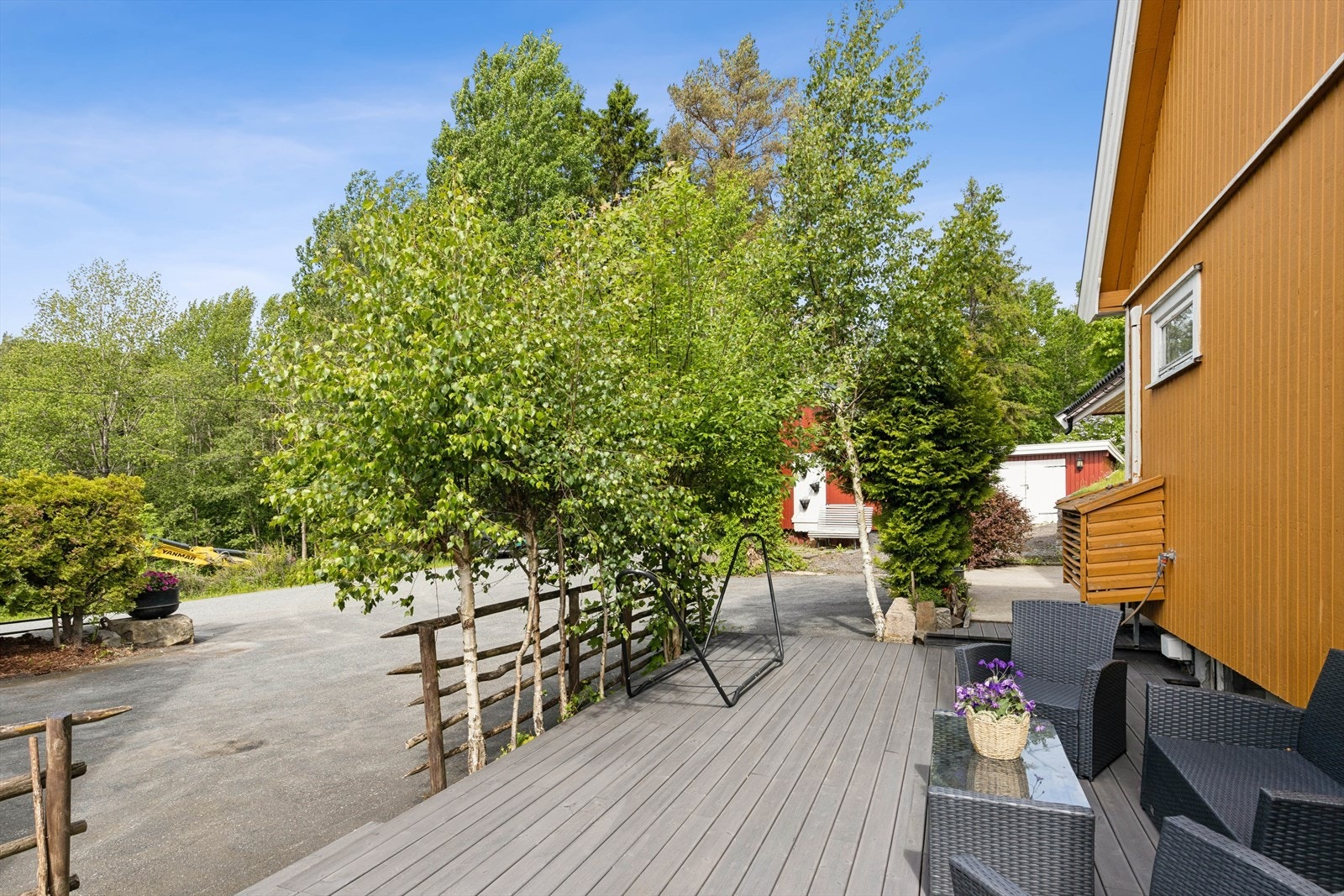 Den store terrassen er bygget med impregnerte materialer og gir god plass til utemøbler og grill. Galleribilde