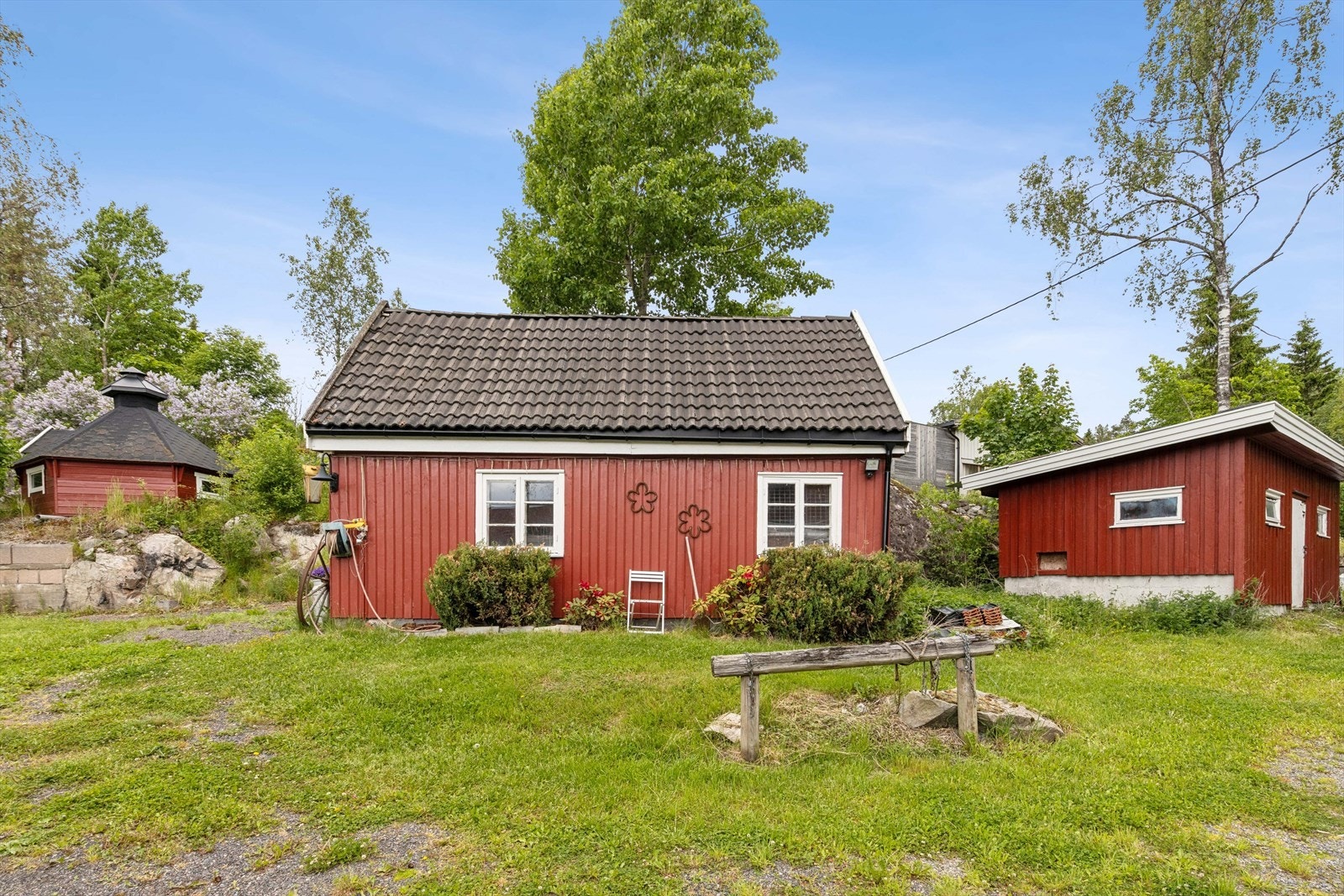 På eiendommen finnes også en grillhytte, et uthus og et vedskjul som gir ekstra bruksverdi. Galleribilde