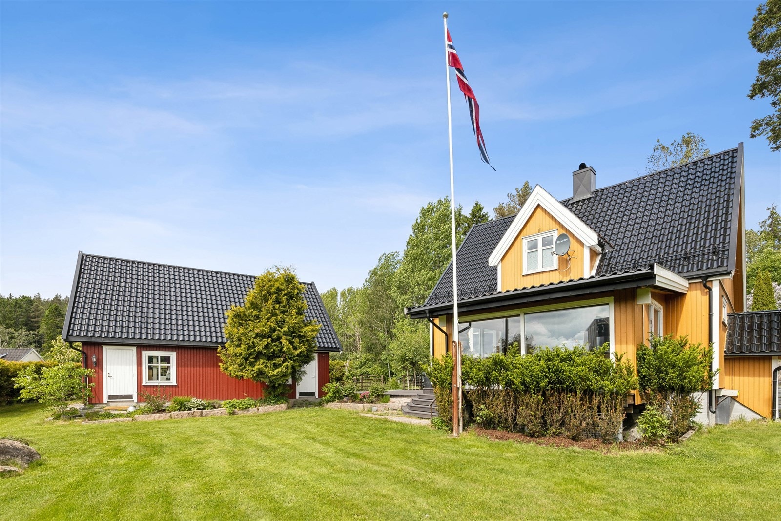 Takrenner, nedløp og beslag i aluminium ble montert i 2022, samtidig som taket ble byttet. Galleribilde
