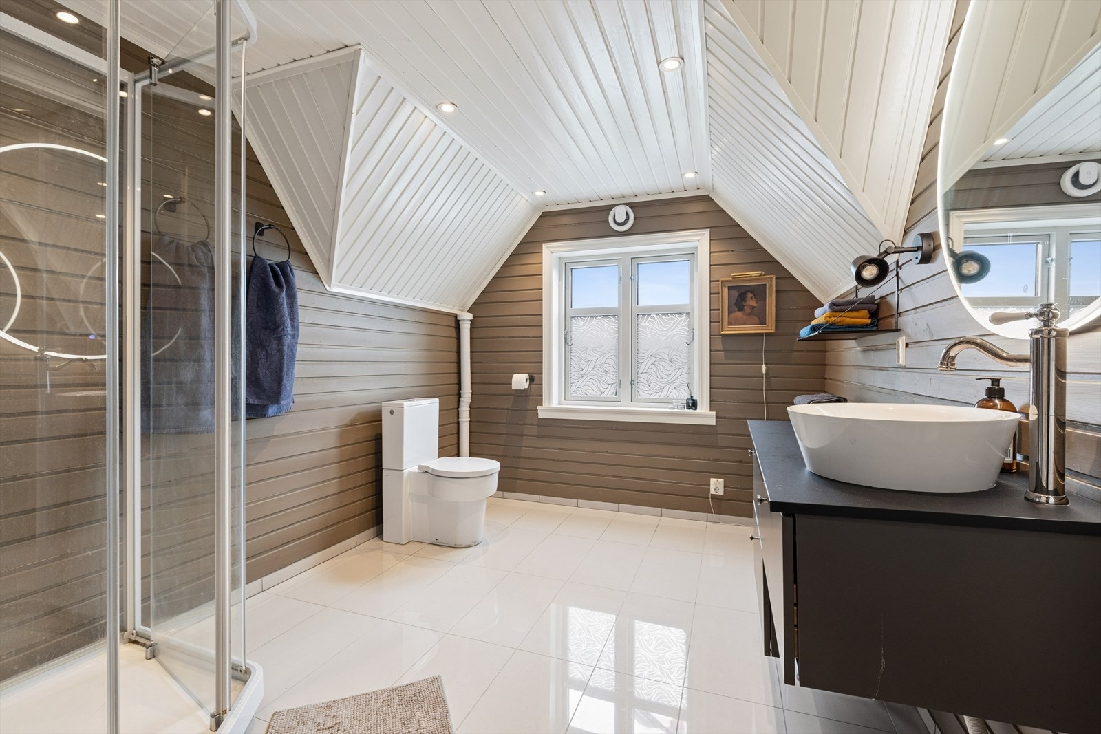 Badet i andre etasje ble modernisert i 2022. Det har flislagt gulv med varmekabler, dusjkabinett og elektrisk vifte. Galleribilde