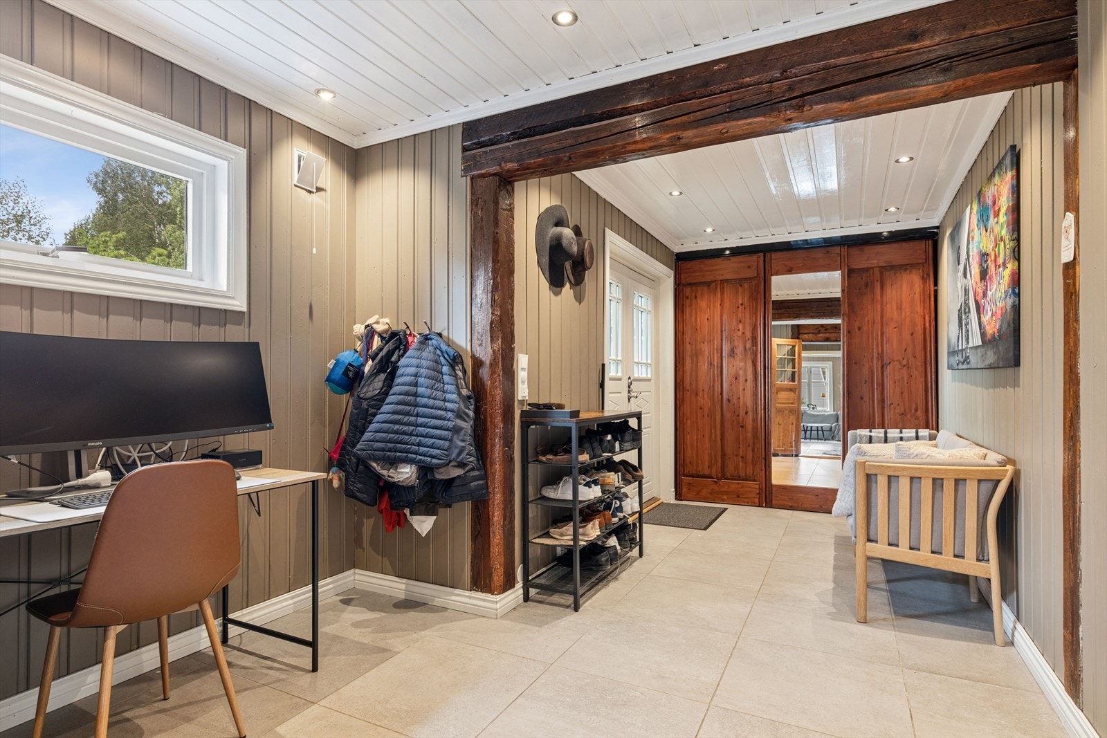 En romslig entré ønsker deg velkommen inn og har god plass til oppbevaring av yttertøy og sko. Galleribilde