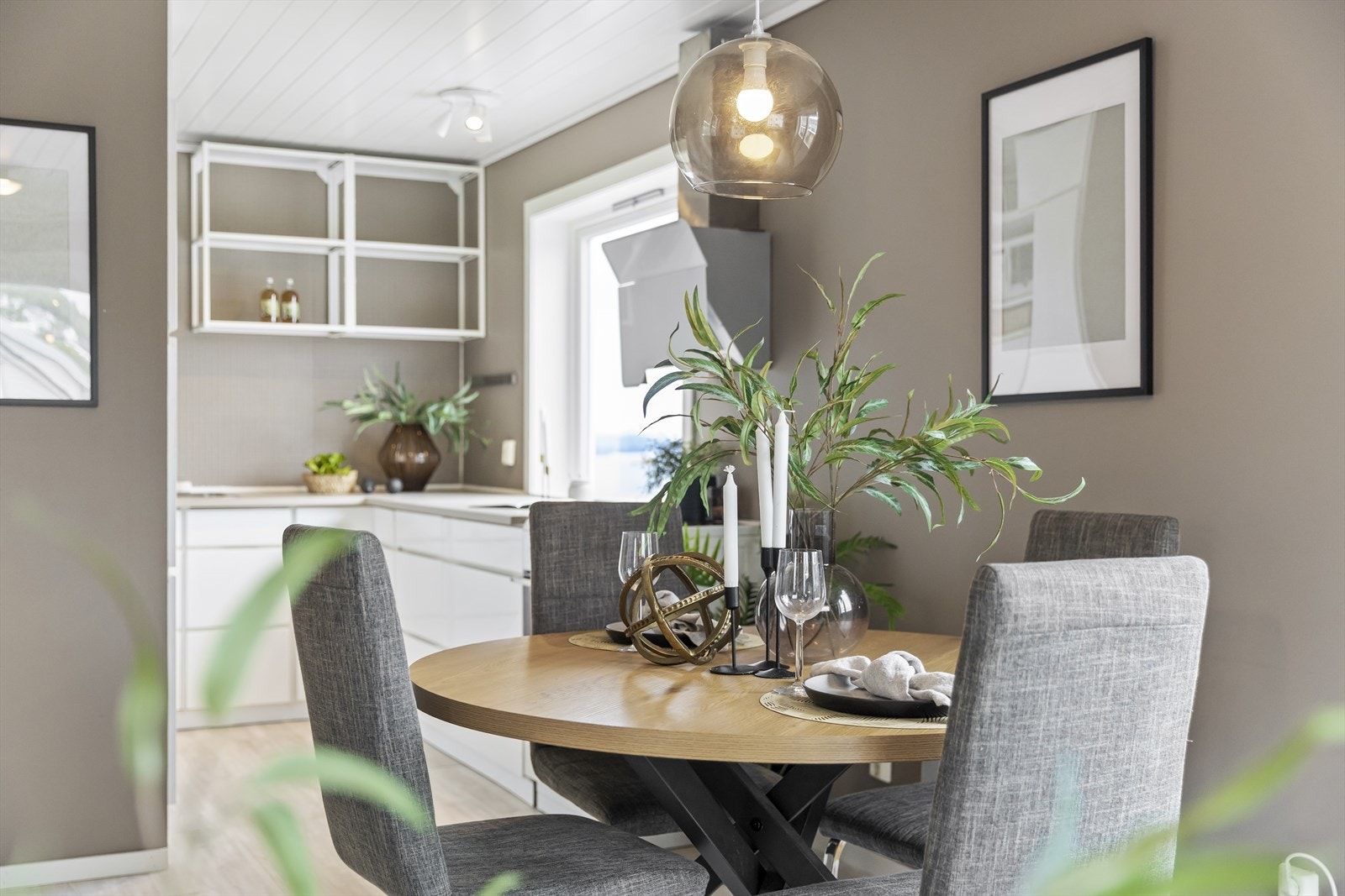 Leiligheten og bygget har vært løpende vedlikeholdt av eiere og aksjelaget, blant annet med fasadeendring, oppgradert bad og etablering av utvendige boder. Galleribilde