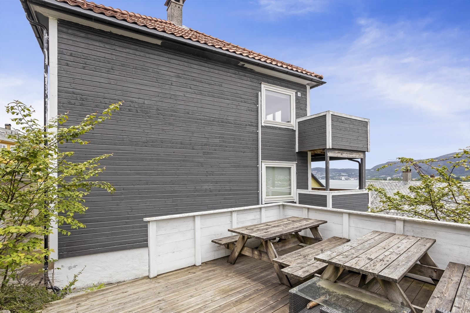 Utvendig har aksjelaget gjennomført gode oppgraderinger som bidrar til å ivareta boligens attraktivitet og levetid. Det er blant annet etablert utvendige bodløsninger, felles platting for større utearrangementer og god infrastruktur til og fra eiendommen. Galleribilde