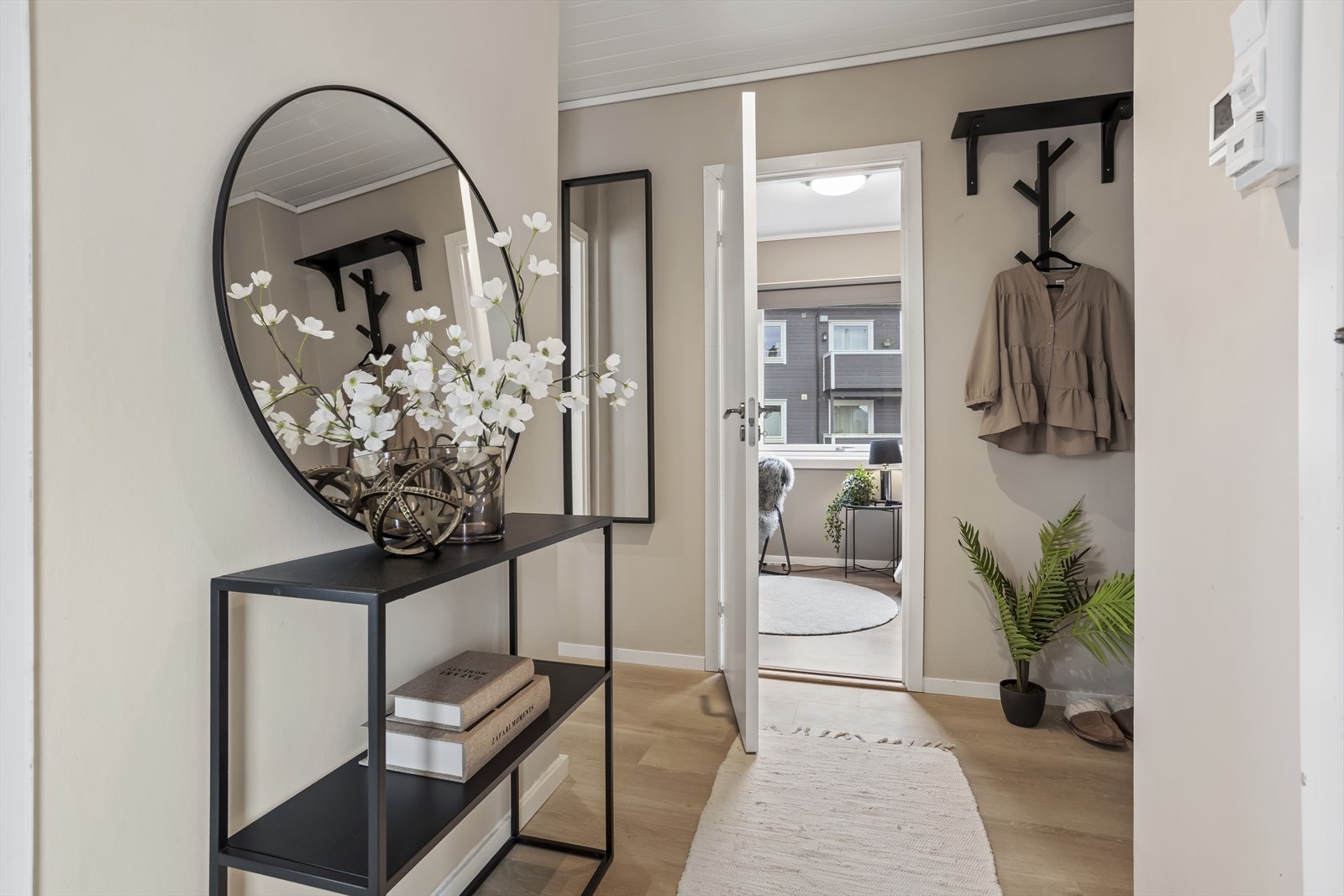 Begge soverommene holder god standard og fremstår som lyse, innbydende og praktiske rom. Galleribilde