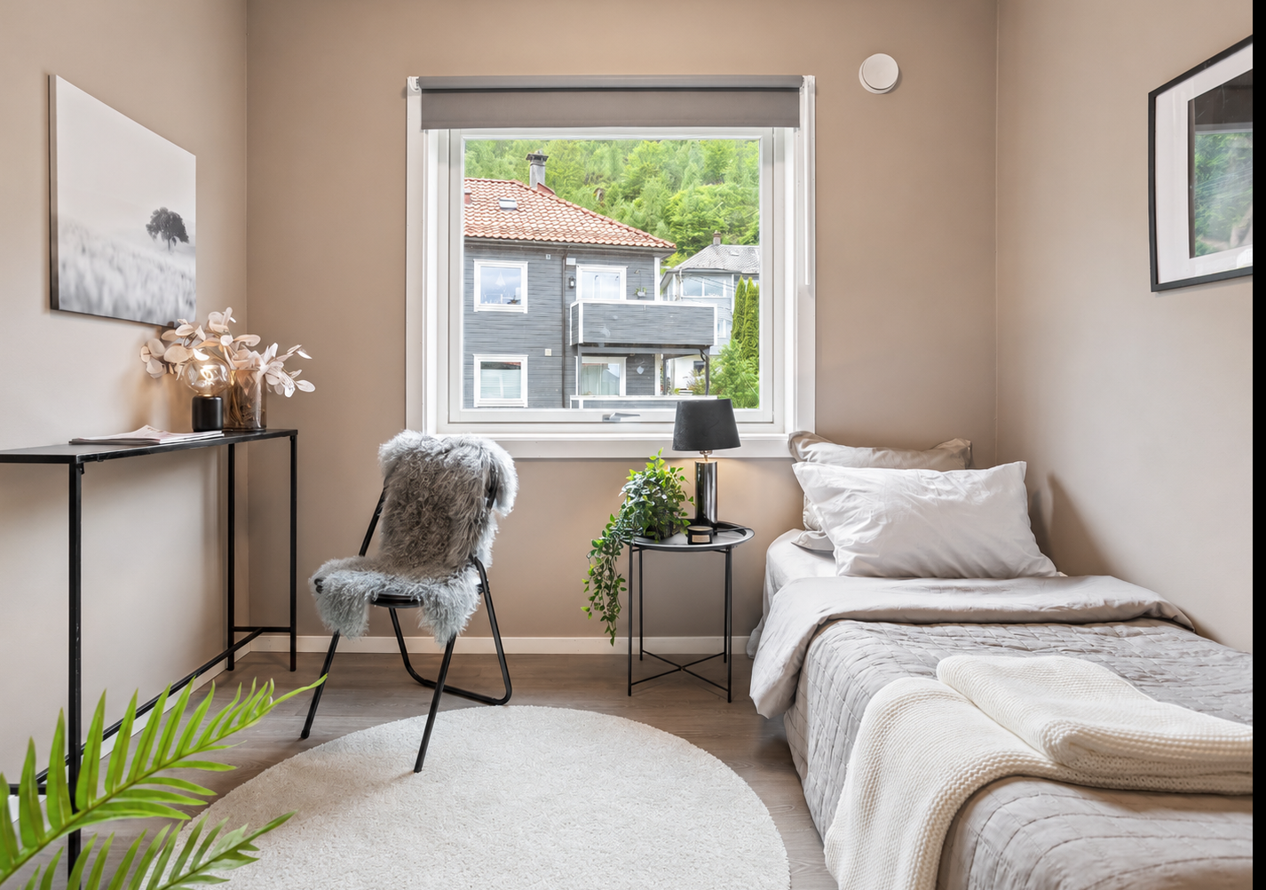 Soverom 2 er på ca. 6,4 m² og oppleves romslig takket være den gode takhøyden. Begge soverommene har naturlig ventilasjon, som bidrar til et godt inneklima. Galleribilde
