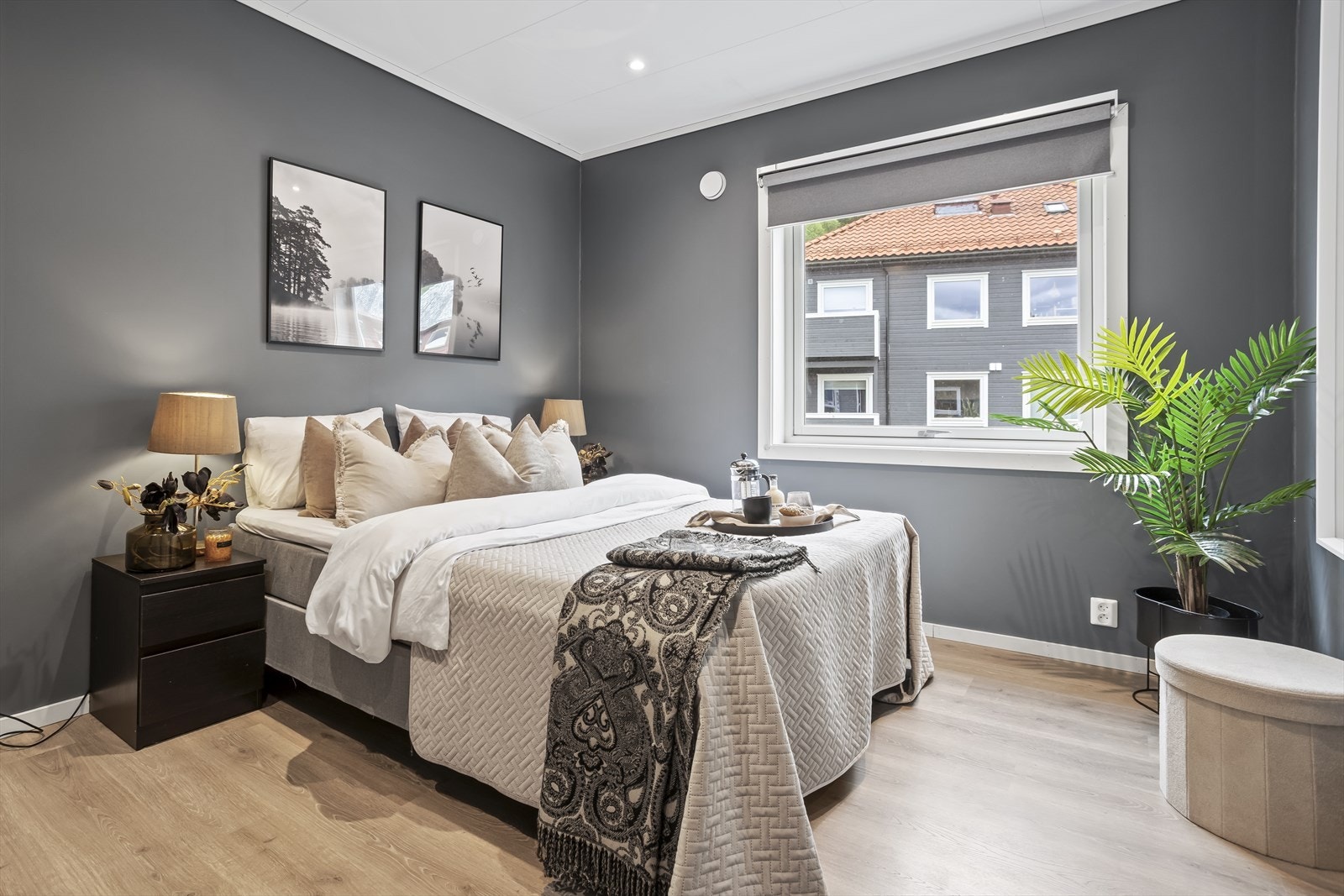 Hovedsoverommet er på ca. 12 m² og har en god planløsning med plass til stor dobbeltseng, garderobeskap, nattbord og kommode. Galleribilde