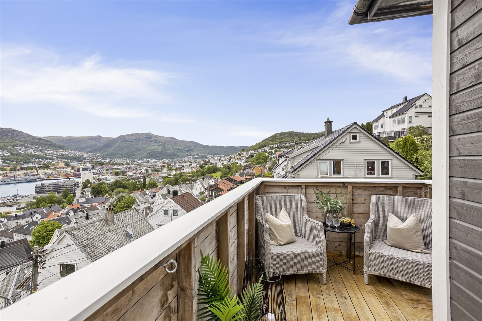 Balkongen er på 7,4 m² og er plassert med bevisst hensyn til gode solforhold. Her kan du nyte solen fra morgen til kveld, inkludert flotte solnedganger. Galleribilde