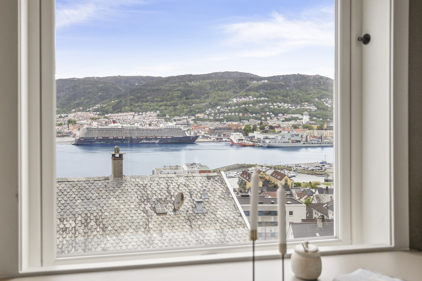 Utsikten fra kjøkkenvinduet er særpreget og imponerende. Her får du et vidstrakt utsyn over store deler av Bergen. Her med sikt mot Damsgård, Dokken, Sandviken, bykjernen og Fløyfjellet. Galleribilde