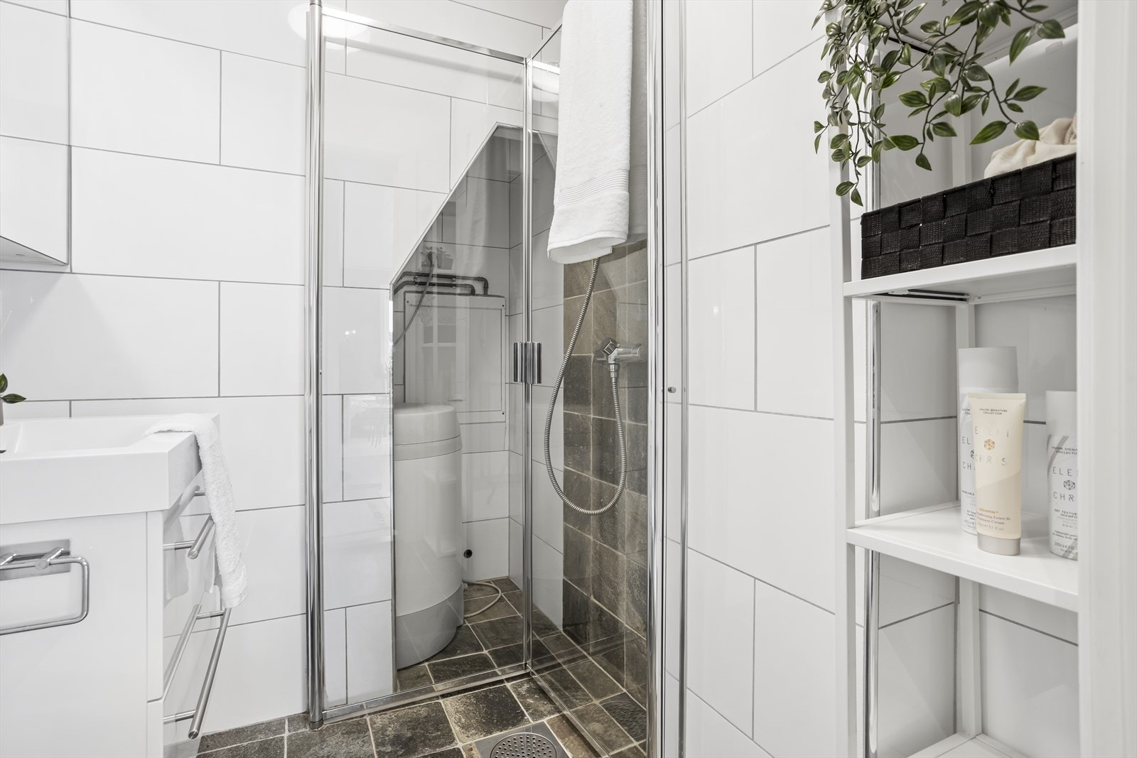 Montert hylleløsning på badet gir praktisk oppbevaringsplass og dekker enkelt behovene. Galleribilde
