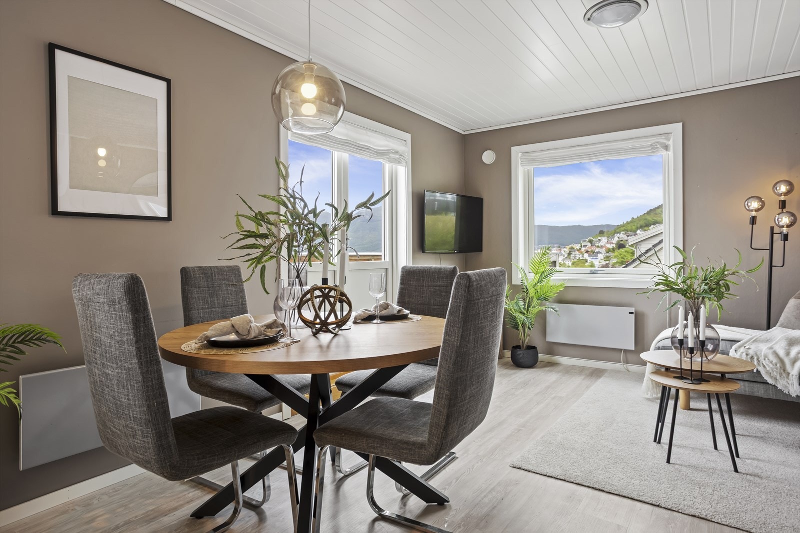 Stue vendt mot den nydelige utsikten med utgang til balkongen. Stue/kjøkken løsningen har plass til flere naturlige soner og er på ca. 23,0 m² Galleribilde