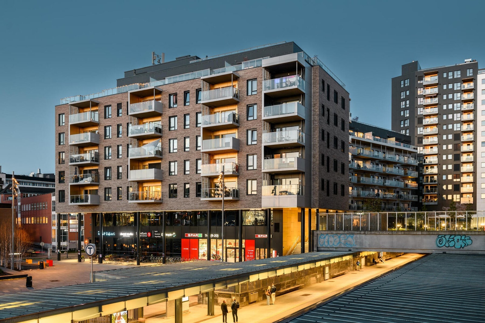 Meget sentralt med alt av servicetilbud rett utenfor dørstokken. Galleribilde