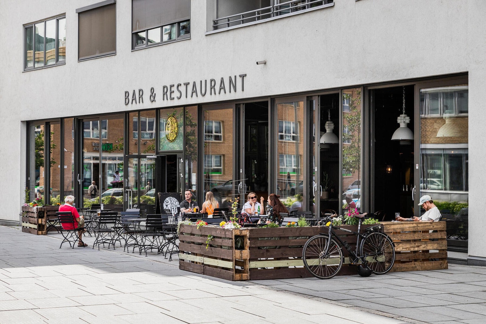 Lokalt finner du både Happis, Åpent bakeri m.m., samt alt hva både Kampen og Vålerenga har å by på. Galleribilde