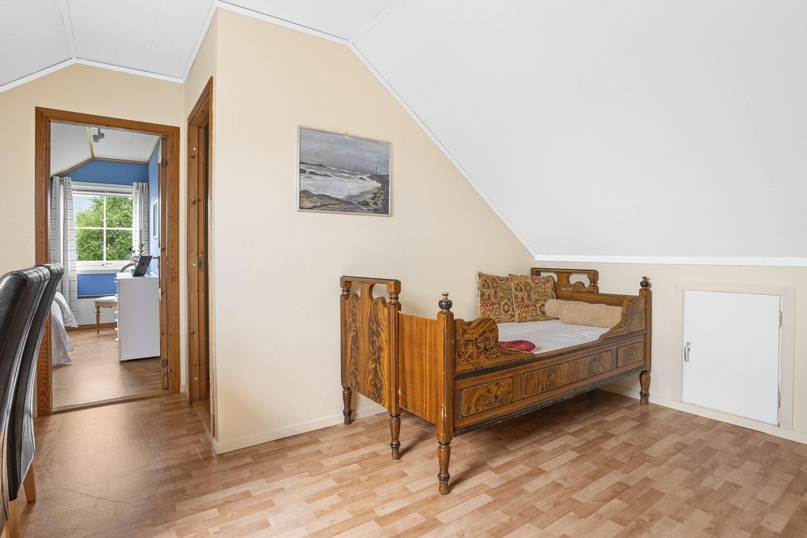 Boligen har rikelig med oppbevaringsplass i to innvendige boder på hhv 3,5m² og 2,5m², samt i kneloft. Galleribilde