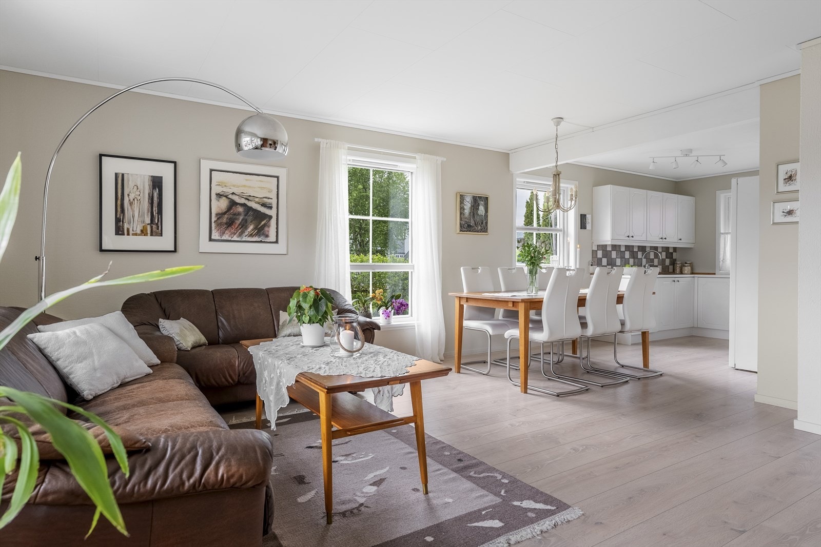 Stue-/kjøkkenløsningen er på totalt 34,5m². Galleribilde