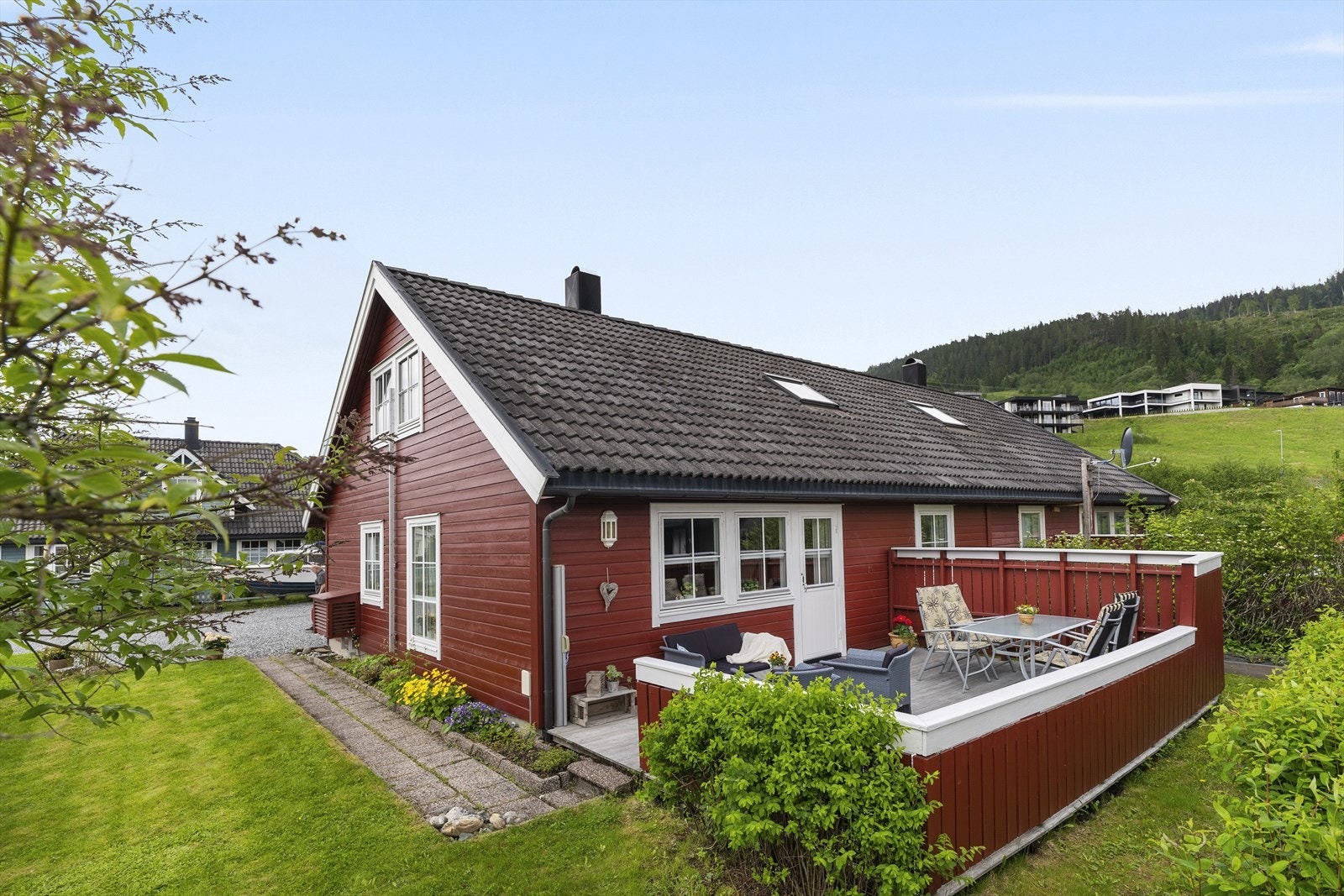 Velkommen til Kleivamoen 10A og denne flotte, romslige halvparten! Galleribilde