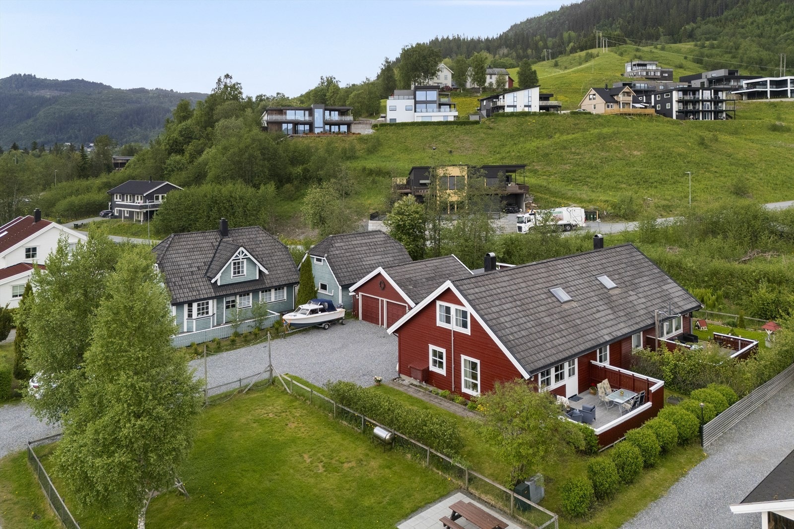 Eiendommen ligger meget sentralt på Fannrem i et godt etablert boligområde med kort vei til dagligvare, fotballbane, barnehage og andre fasiliteter. Orkanger ligger ca. 5 minutter unna med bil, og Trondheim ca. 40 minutter. Galleribilde