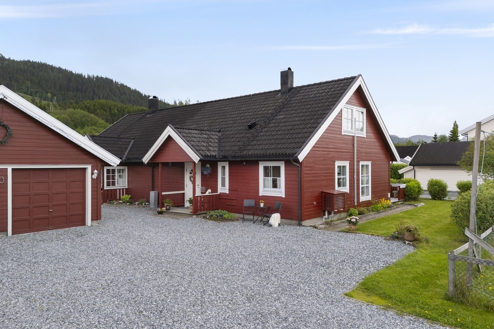 Her får du egen garasjeplass og en romslig innkjørsel. Galleribilde