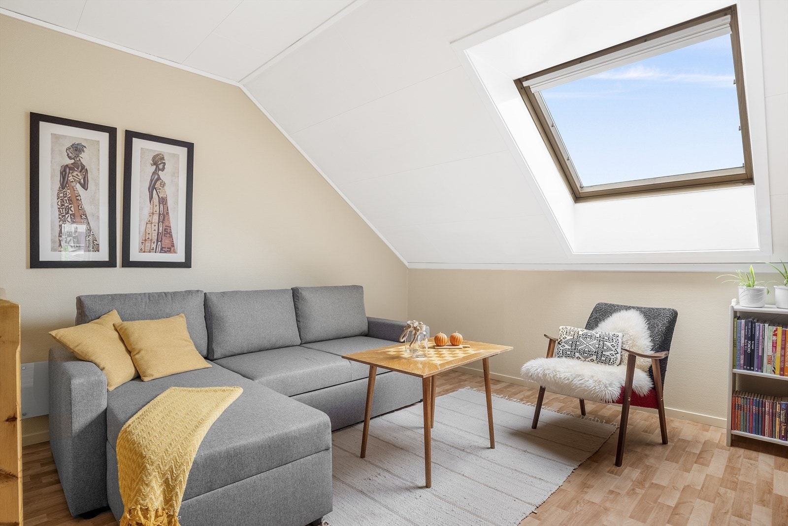 Loftstuen lyses opp naturlig fra generøse vindusflater. Galleribilde