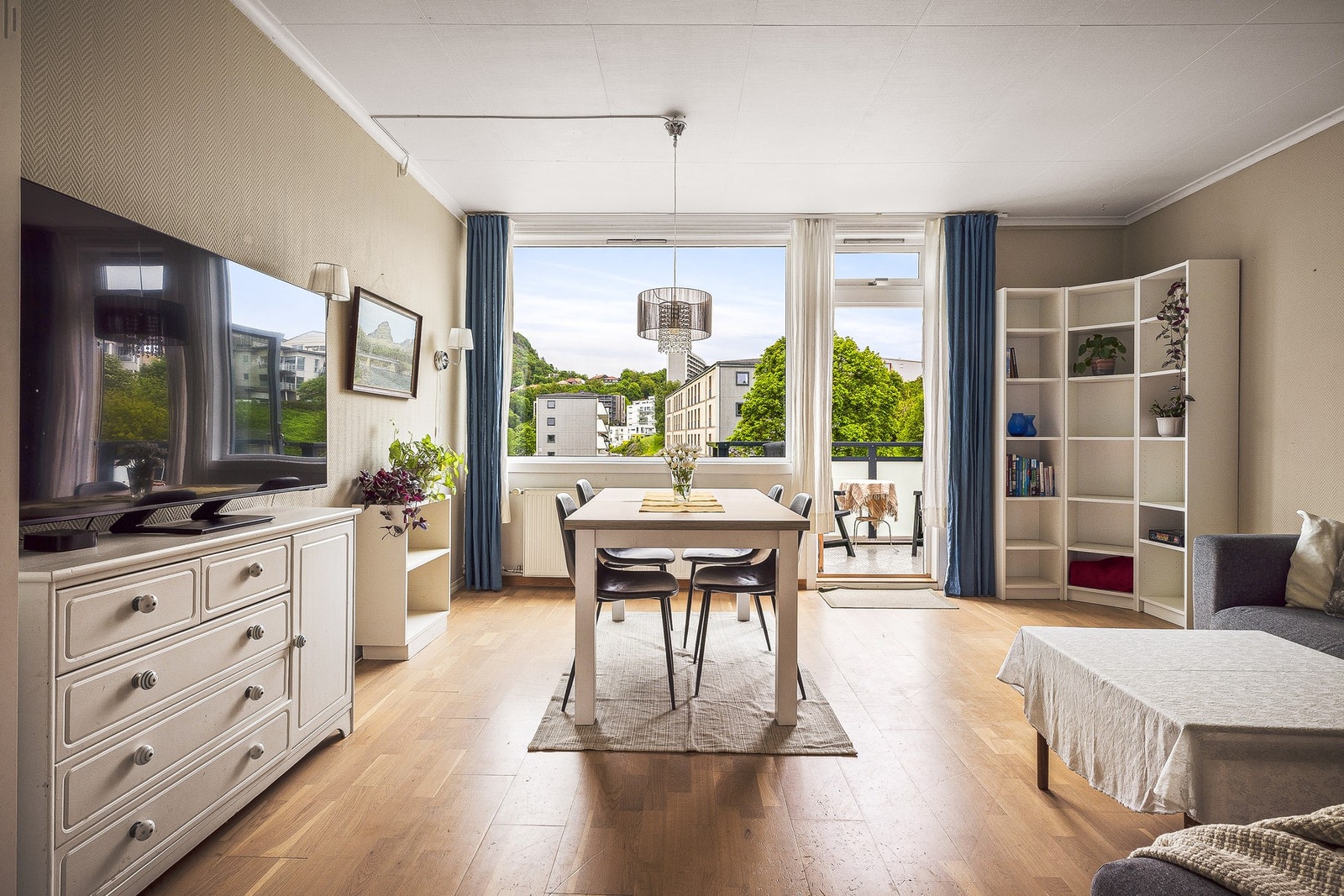 Videre ledes man naturlig inn til den lyse og trivelige stuen. Galleribilde