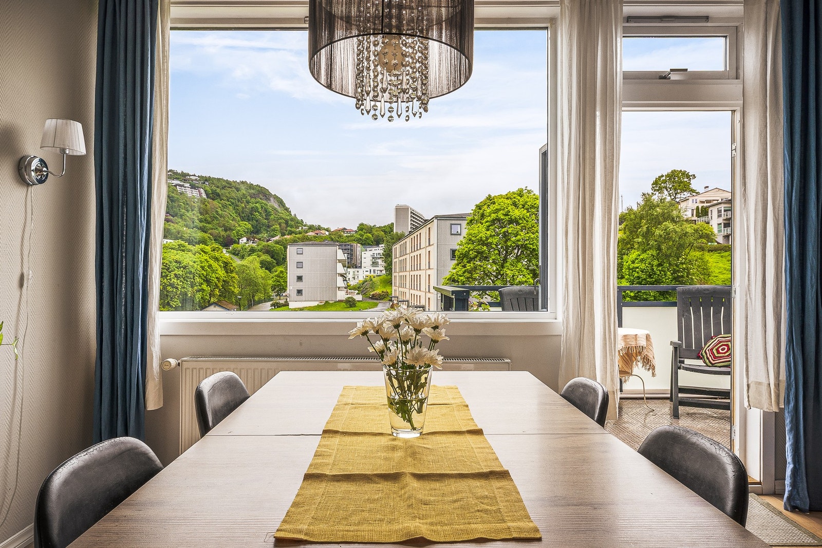 Store vindusflater sørger for godt med naturlig lysinnslipp. Galleribilde