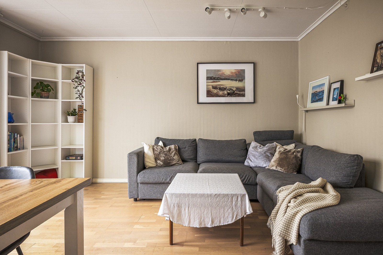 Rommet har gode møbleringsmuligheter og plass til både sofagruppe og spisebord. Galleribilde