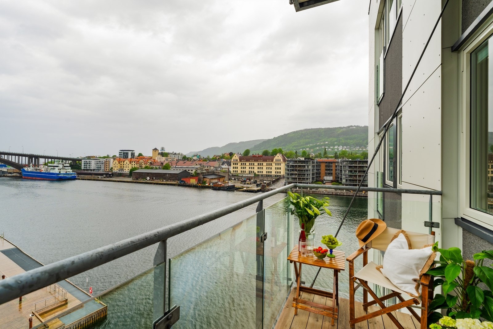 Balkongen har en fin størrelse som gir plass til både sittegruppe og beplantning etter eget ønske. Galleribilde