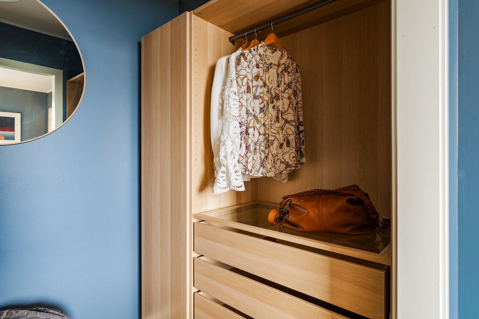 Denne flotte walk-in garderoben gir deg rikelig med plass til å organisere garderoben på en praktisk og elegant måte. Galleribilde