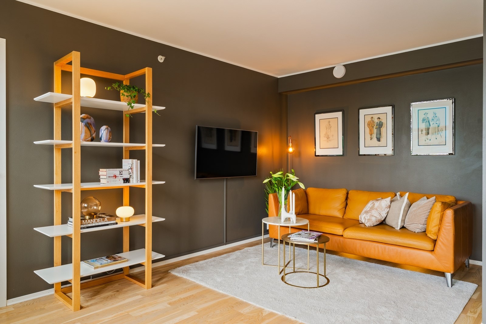 Dette er et sosialt oppholdsrom med flere møbleringsmuligheter og god plass til både sofagruppe, TV-løsning og spisebord. Galleribilde