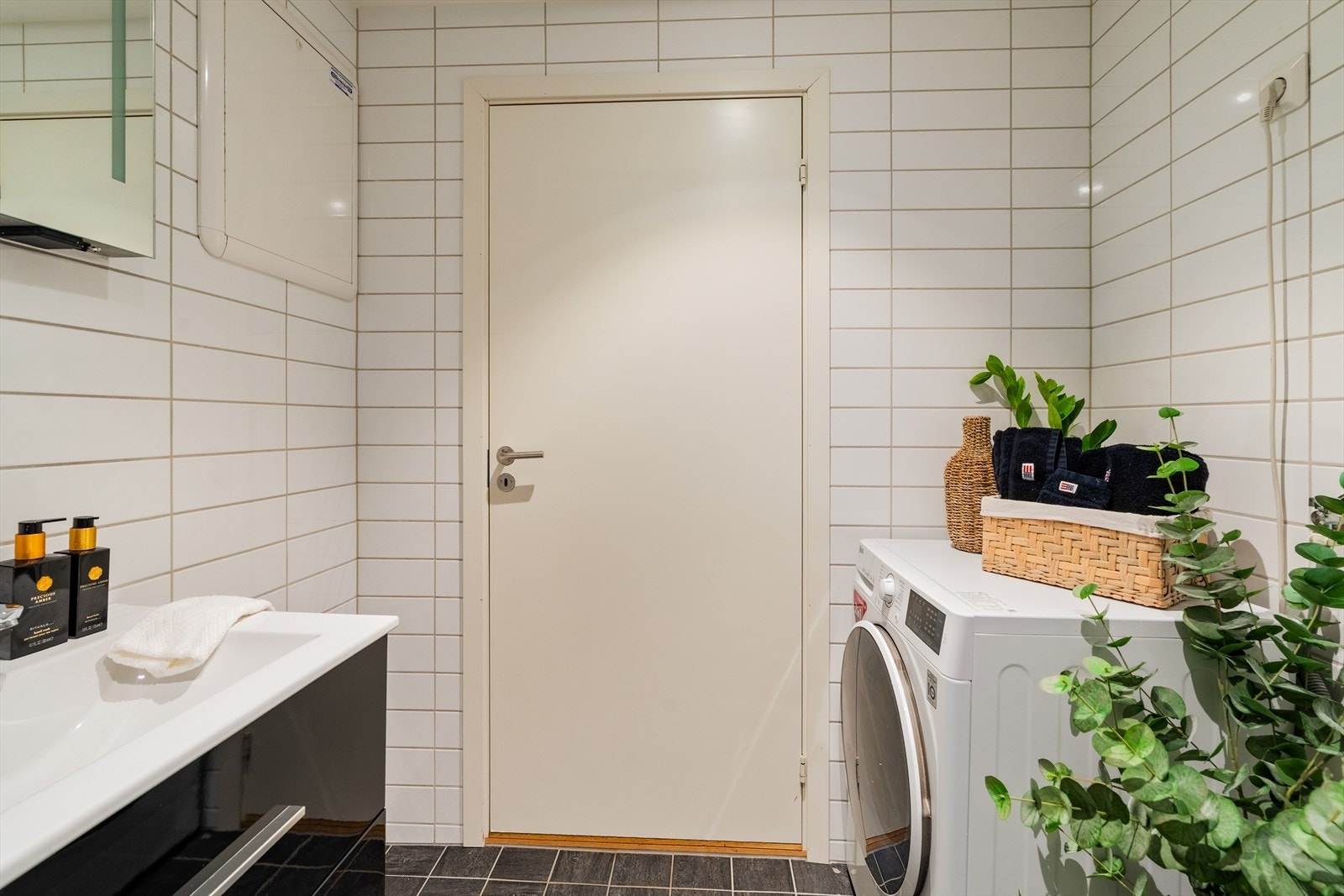 I tillegg er det opplegg for vaskemaskin, noe som gjør rommet både praktisk og funksjonelt i hverdagen. Galleribilde
